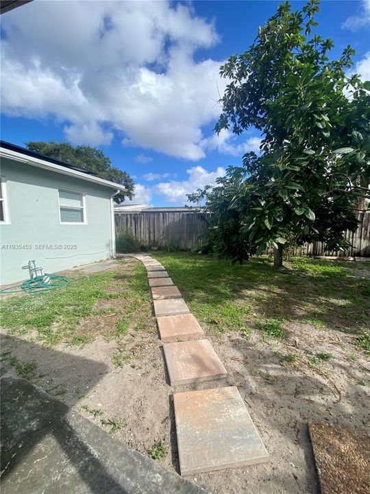 For Rent: $1,200 (1 beds, 1 baths, 1335 Square Feet)