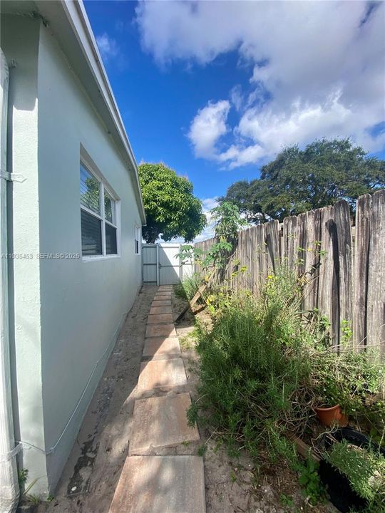 For Rent: $1,200 (1 beds, 1 baths, 1335 Square Feet)