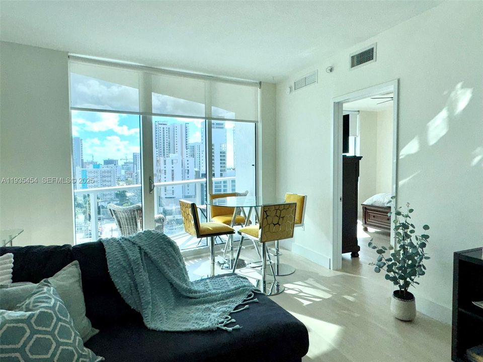 В аренду: $3,500 (2 спален, 2 ванн, 1212 Квадратных фут)