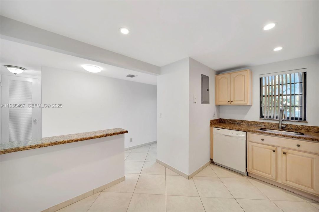 В аренду: $2,300 (2 спален, 2 ванн, 1050 Квадратных фут)