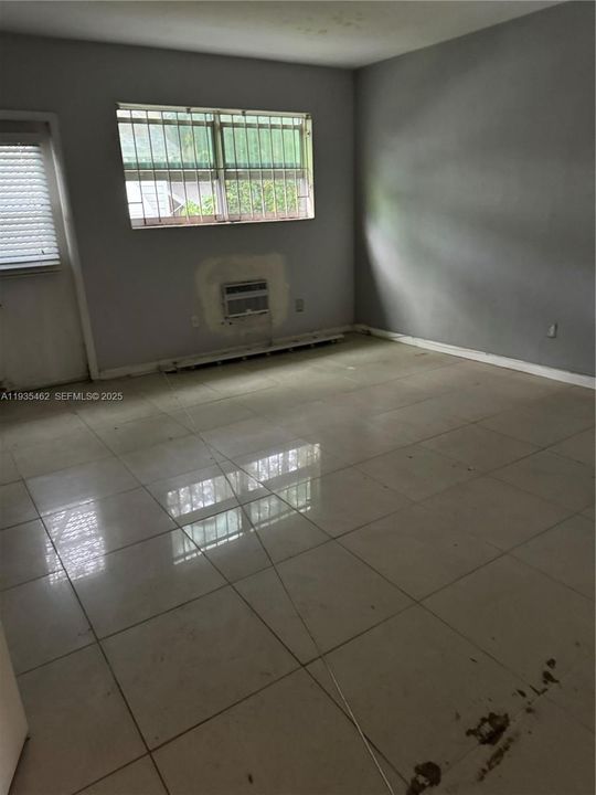 待售: $180,000 (1 贝兹, 1 浴室, 663 平方英尺)