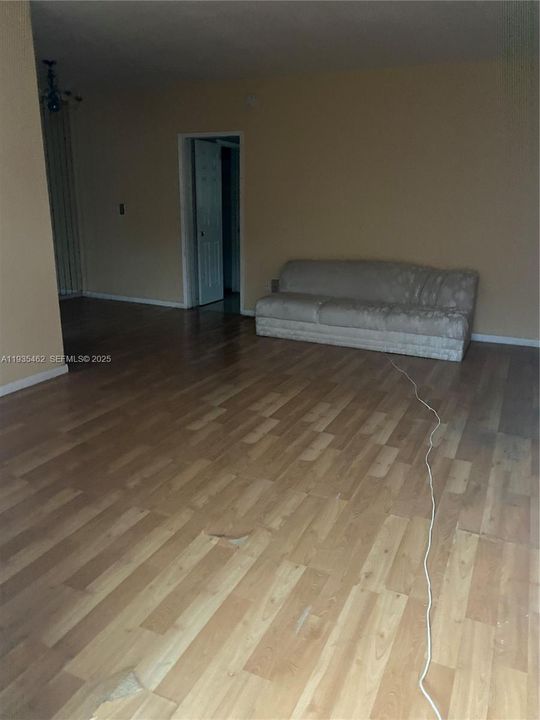 待售: $180,000 (1 贝兹, 1 浴室, 663 平方英尺)