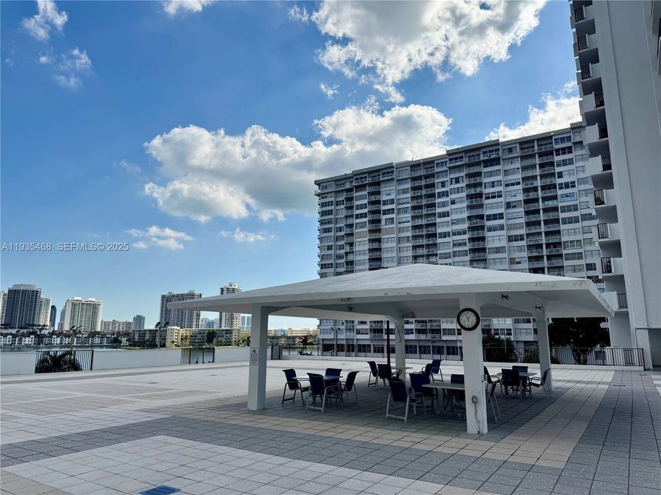 待售: $210,000 (2 贝兹, 2 浴室, 1058 平方英尺)