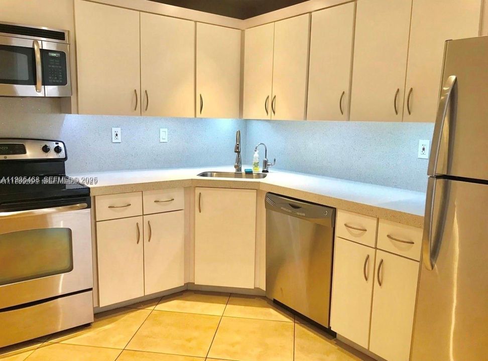 待售: $210,000 (2 贝兹, 2 浴室, 1058 平方英尺)