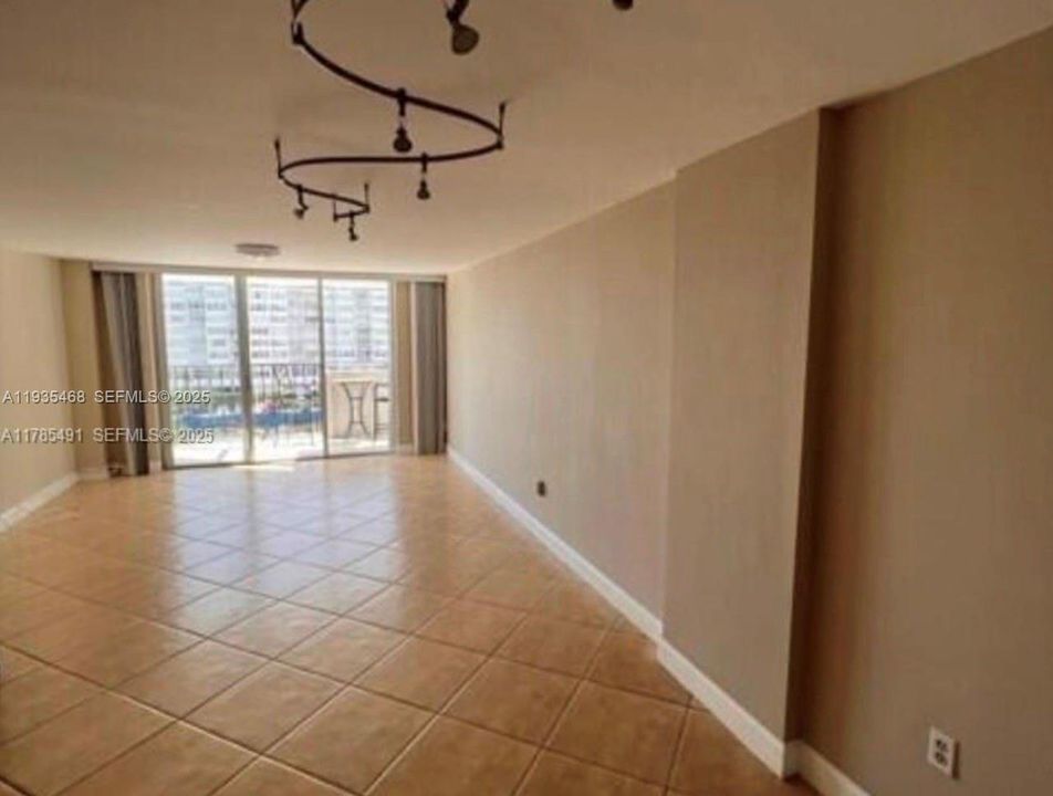 待售: $210,000 (2 贝兹, 2 浴室, 1058 平方英尺)