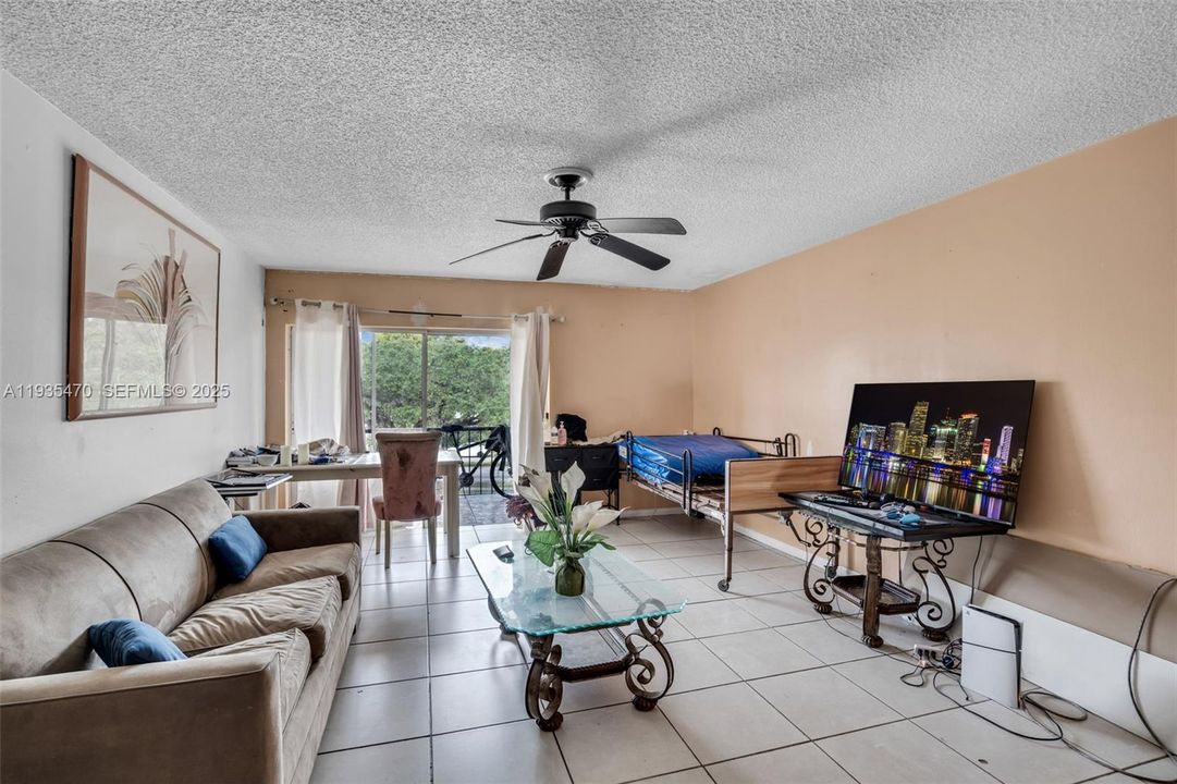 На продажу: $110,000 (2 спален, 2 ванн, 1200 Квадратных фут)