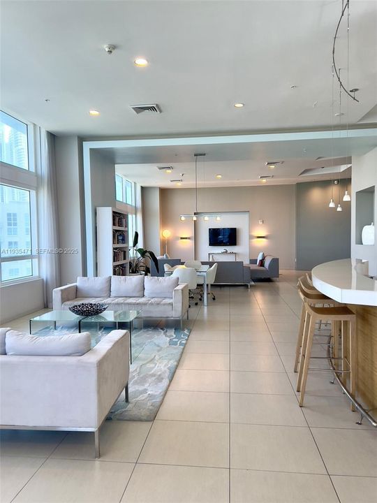 出租: $2,550 (1 贝兹, 1 浴室, 663 平方英尺)