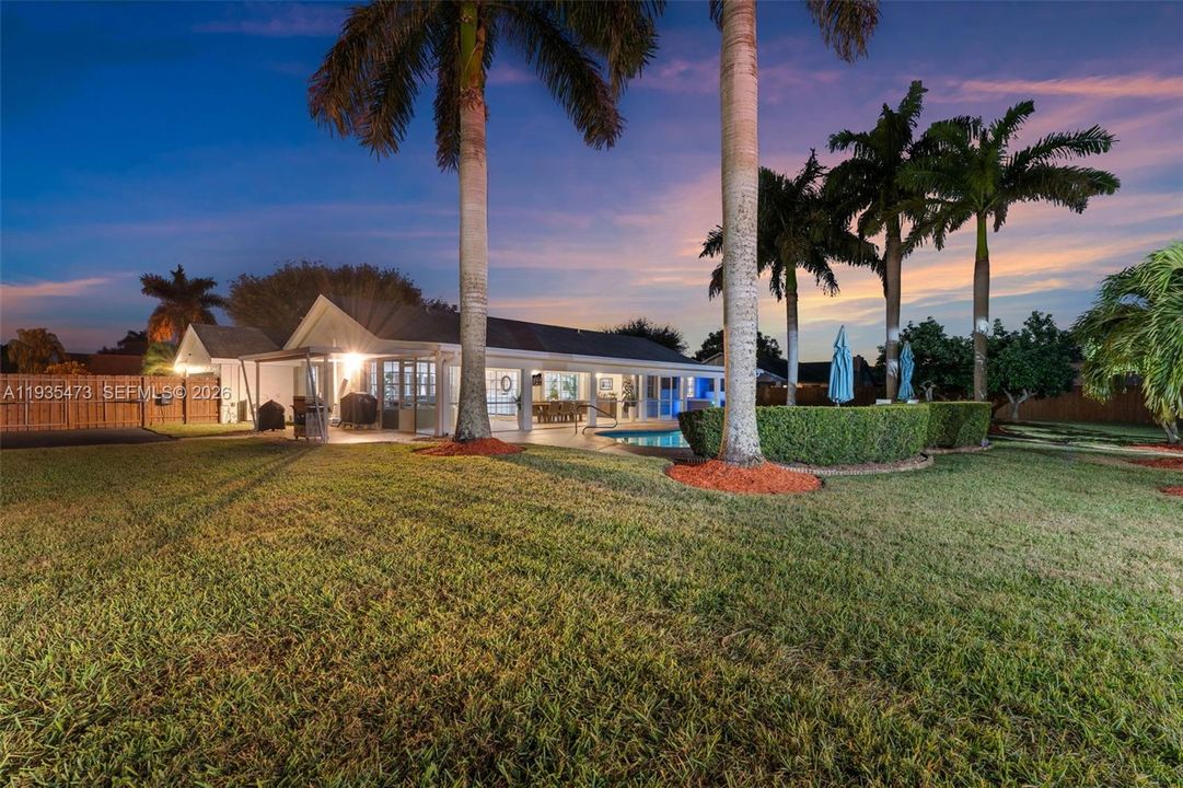 For Sale: $999,000 (6 beds, 3 baths, 2282 Square Feet)