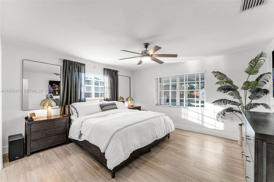 For Sale: $999,000 (6 beds, 3 baths, 2282 Square Feet)