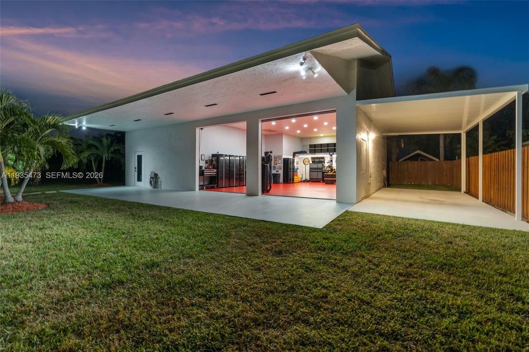 For Sale: $999,000 (6 beds, 3 baths, 2282 Square Feet)