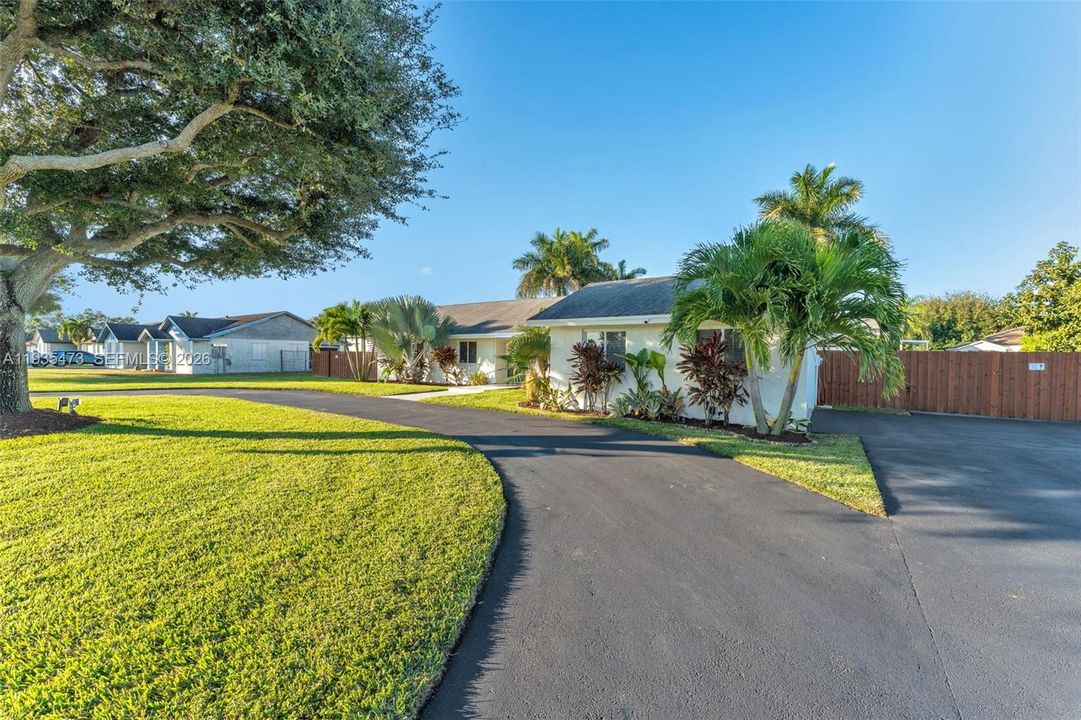 For Sale: $999,000 (6 beds, 3 baths, 2282 Square Feet)