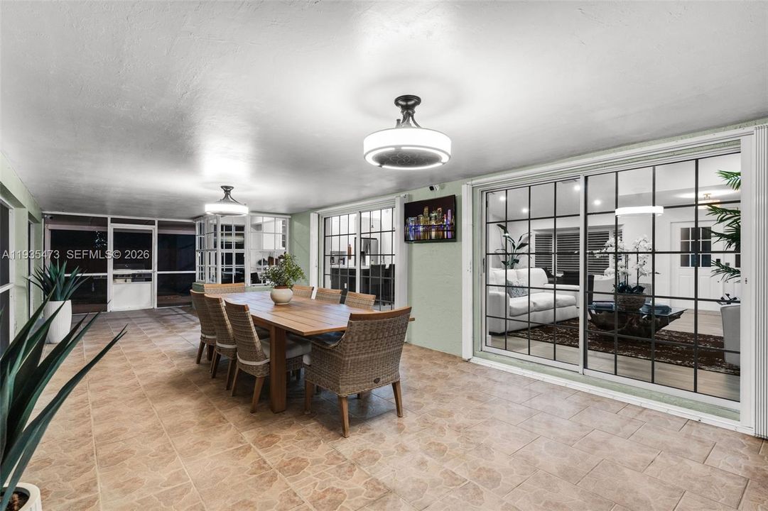 For Sale: $999,000 (6 beds, 3 baths, 2282 Square Feet)