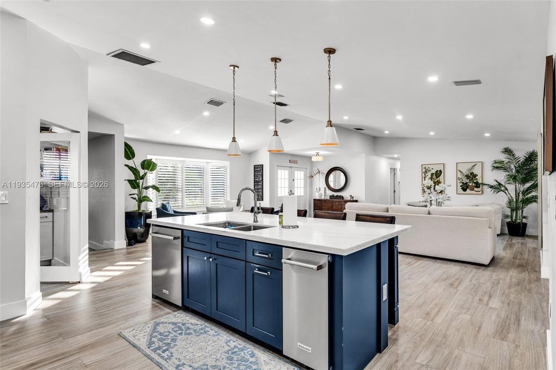 For Sale: $999,000 (6 beds, 3 baths, 2282 Square Feet)