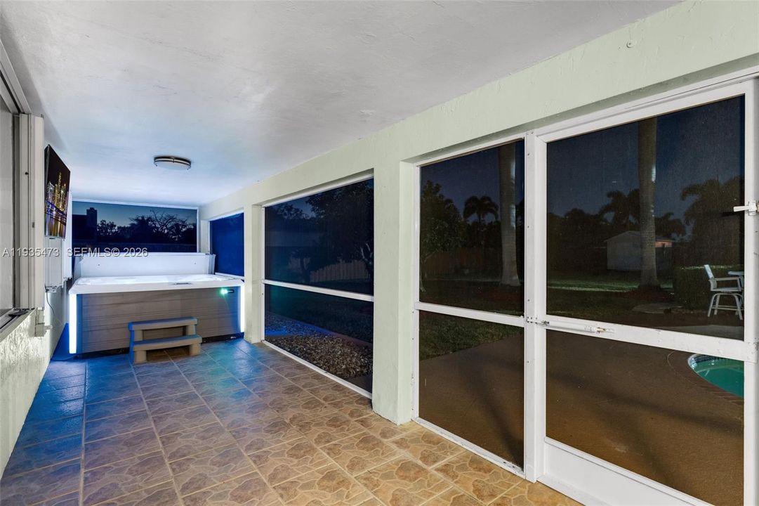 For Sale: $999,000 (6 beds, 3 baths, 2282 Square Feet)