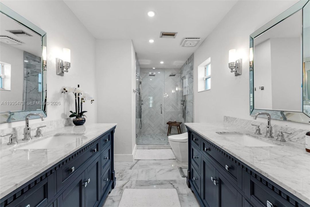 For Sale: $999,000 (6 beds, 3 baths, 2282 Square Feet)