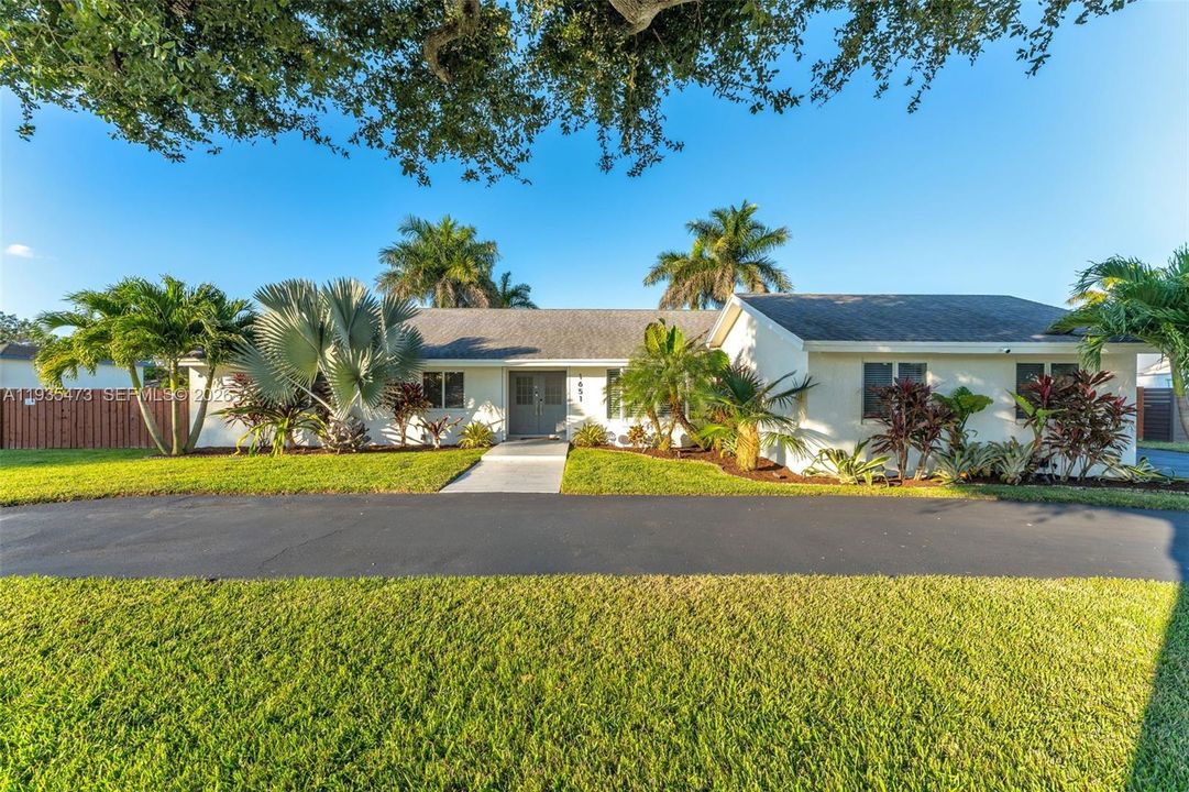 For Sale: $999,000 (6 beds, 3 baths, 2282 Square Feet)