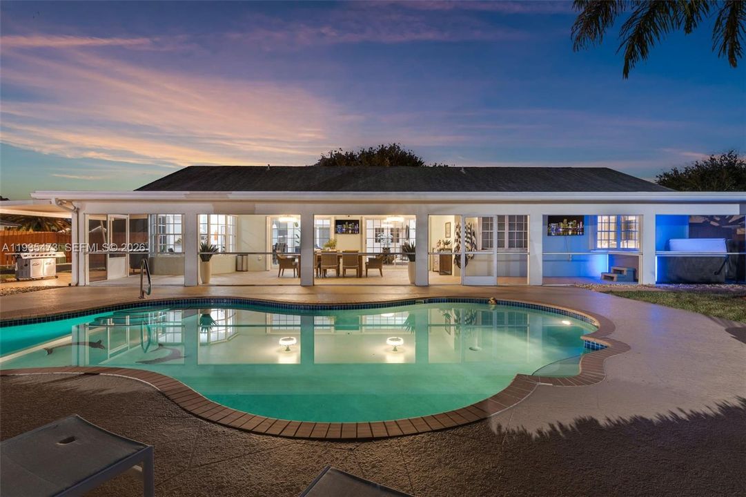 For Sale: $999,000 (6 beds, 3 baths, 2282 Square Feet)