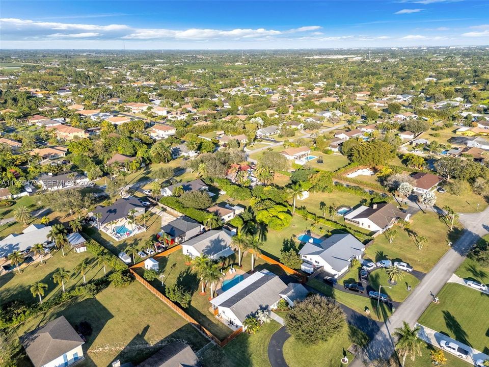 For Sale: $999,000 (6 beds, 3 baths, 2282 Square Feet)