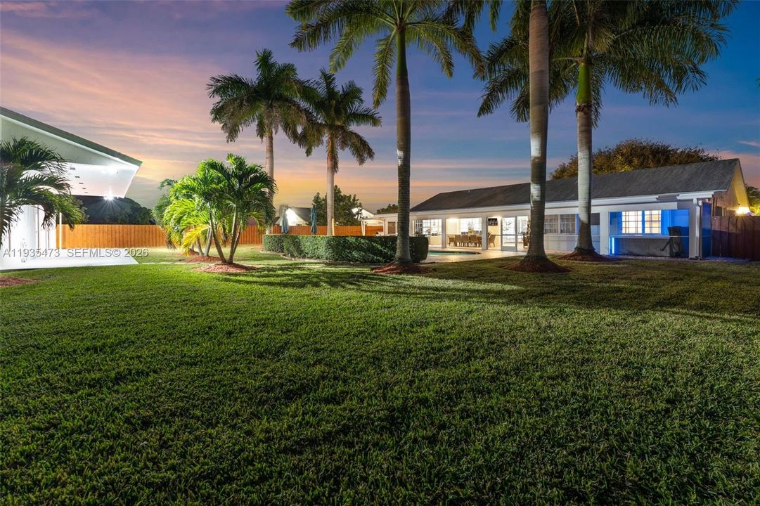 For Sale: $999,000 (6 beds, 3 baths, 2282 Square Feet)