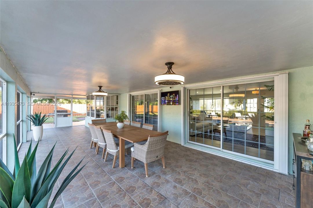 For Sale: $999,000 (6 beds, 3 baths, 2282 Square Feet)