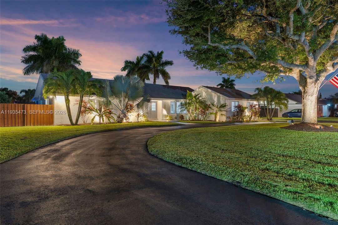 For Sale: $999,000 (6 beds, 3 baths, 2282 Square Feet)