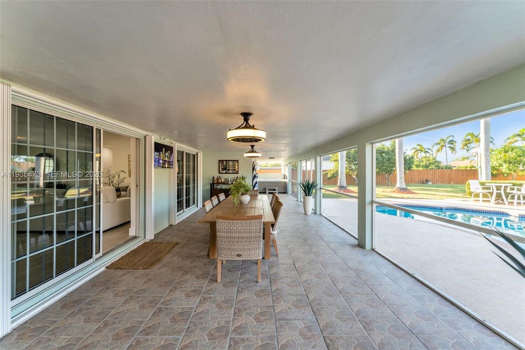 For Sale: $999,000 (6 beds, 3 baths, 2282 Square Feet)