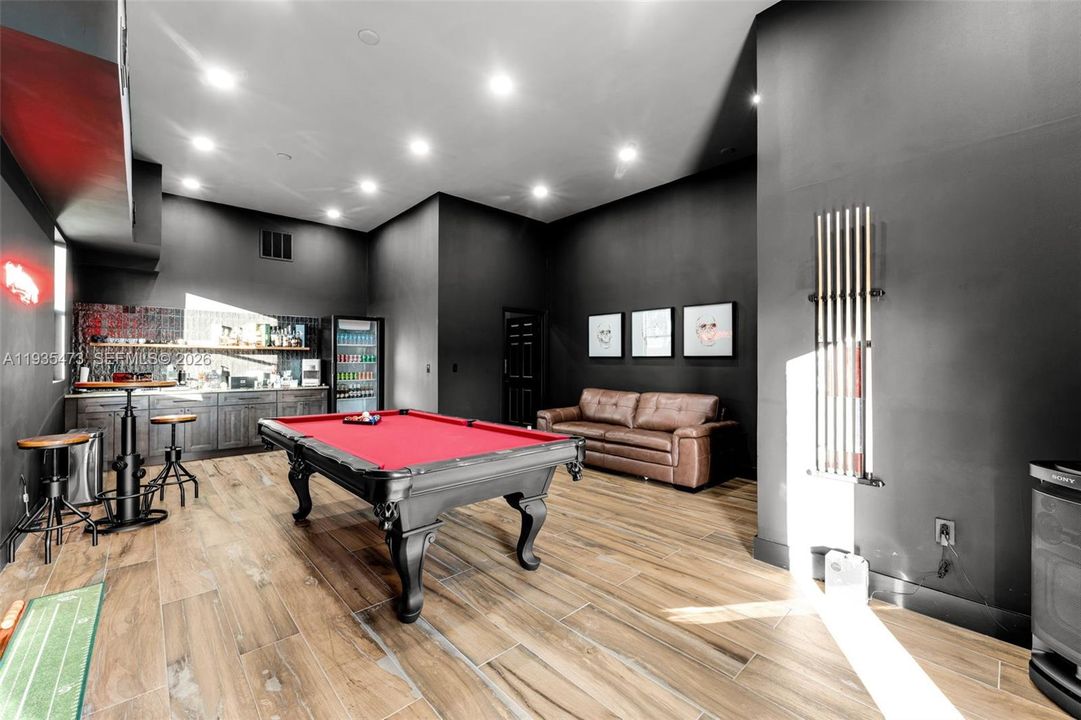 For Sale: $999,000 (6 beds, 3 baths, 2282 Square Feet)