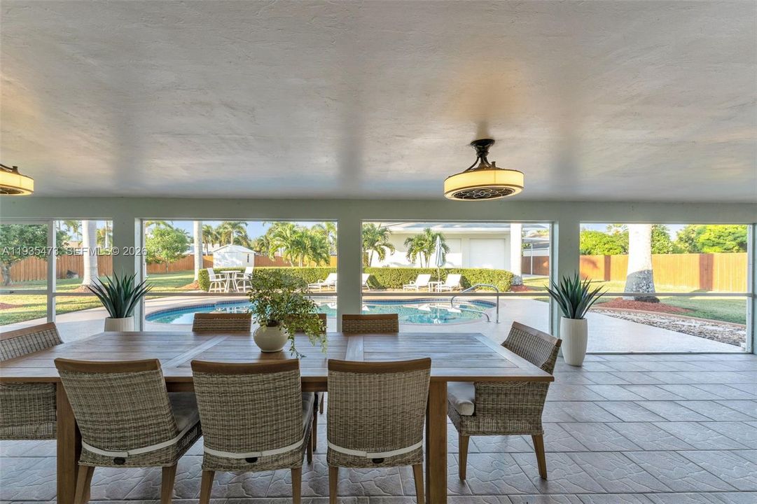 For Sale: $999,000 (6 beds, 3 baths, 2282 Square Feet)