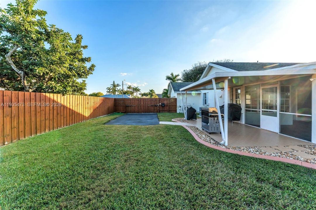 For Sale: $999,000 (6 beds, 3 baths, 2282 Square Feet)