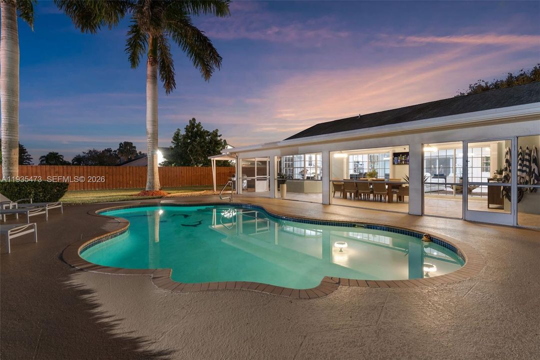 For Sale: $999,000 (6 beds, 3 baths, 2282 Square Feet)