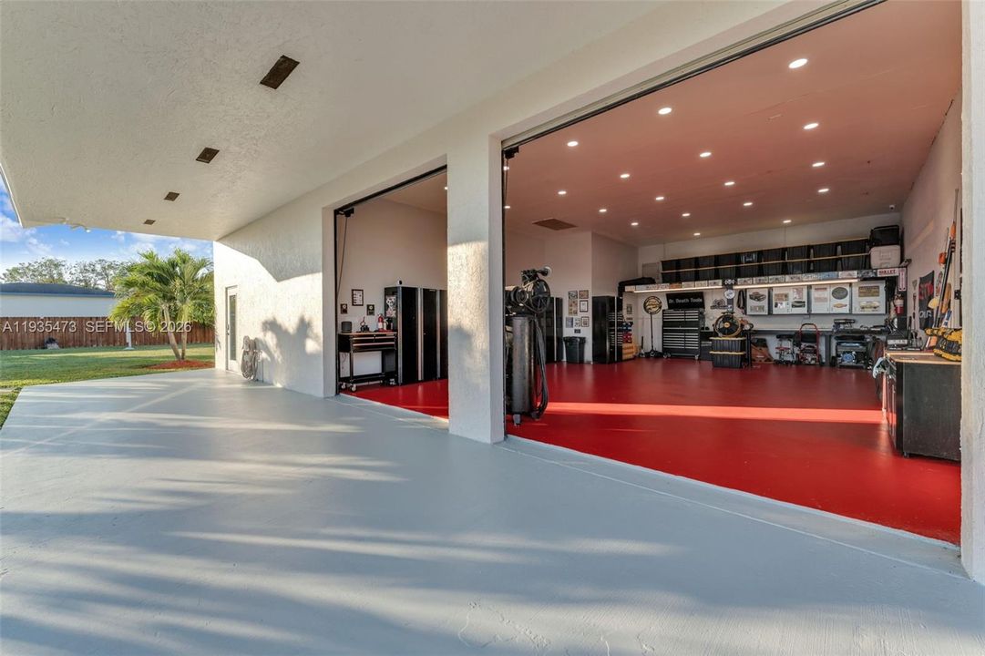 For Sale: $999,000 (6 beds, 3 baths, 2282 Square Feet)