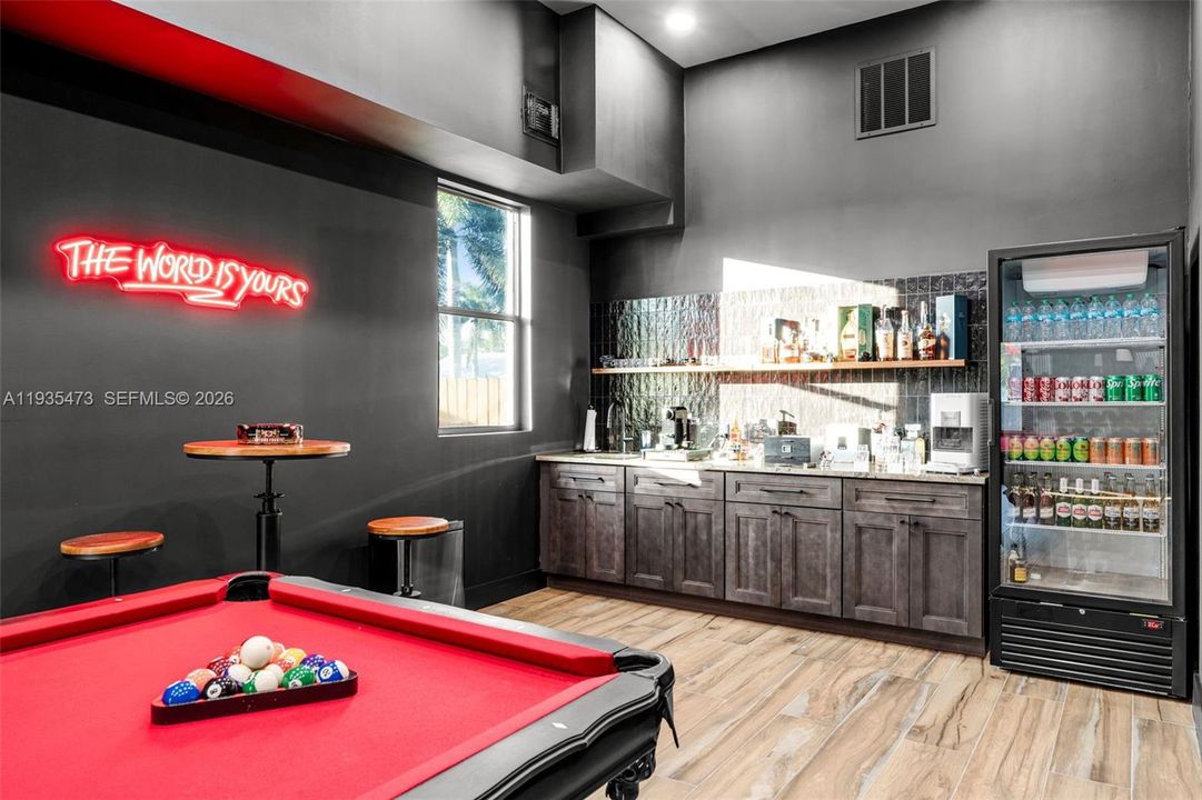 For Sale: $999,000 (6 beds, 3 baths, 2282 Square Feet)