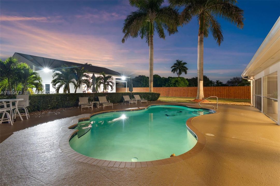 For Sale: $999,000 (6 beds, 3 baths, 2282 Square Feet)