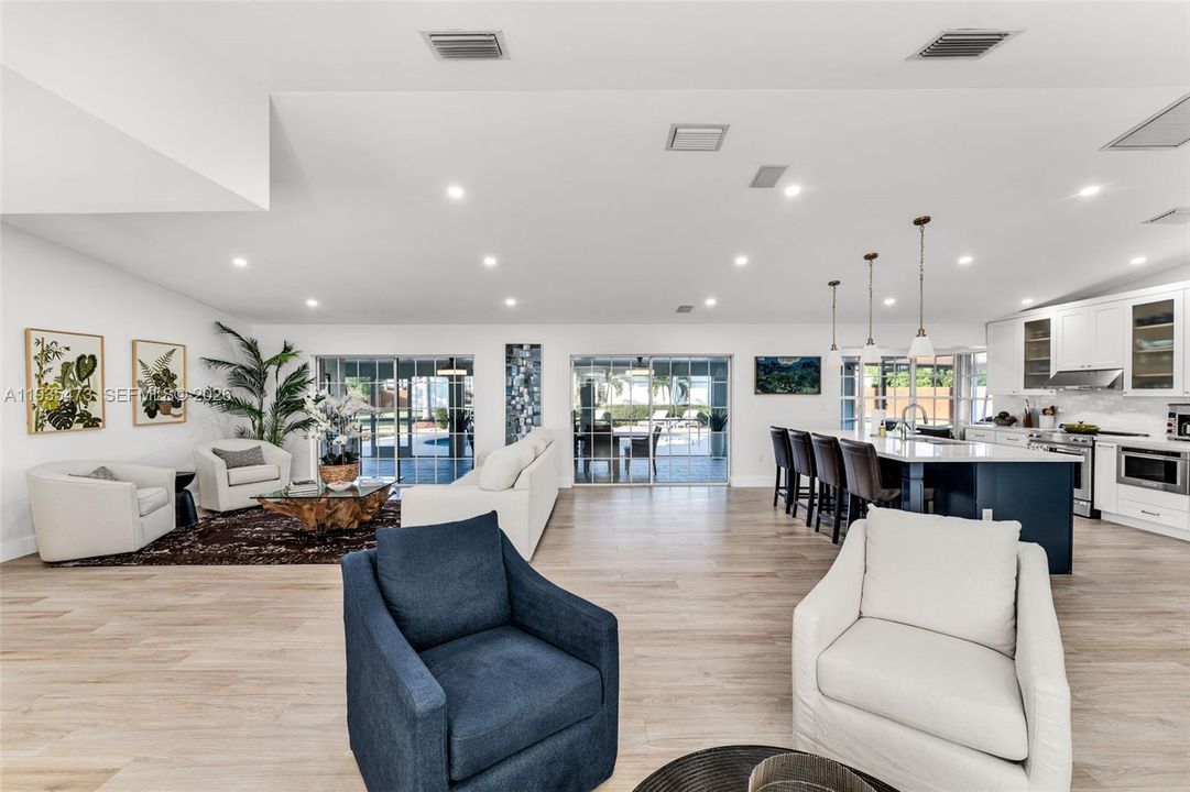 For Sale: $999,000 (6 beds, 3 baths, 2282 Square Feet)