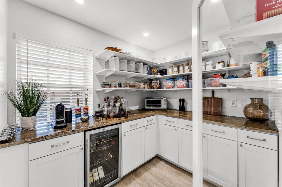 For Sale: $999,000 (6 beds, 3 baths, 2282 Square Feet)