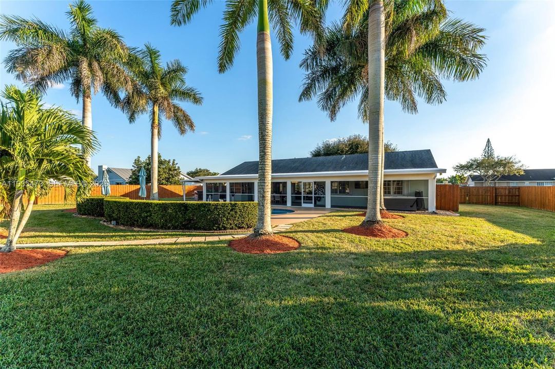 For Sale: $999,000 (6 beds, 3 baths, 2282 Square Feet)