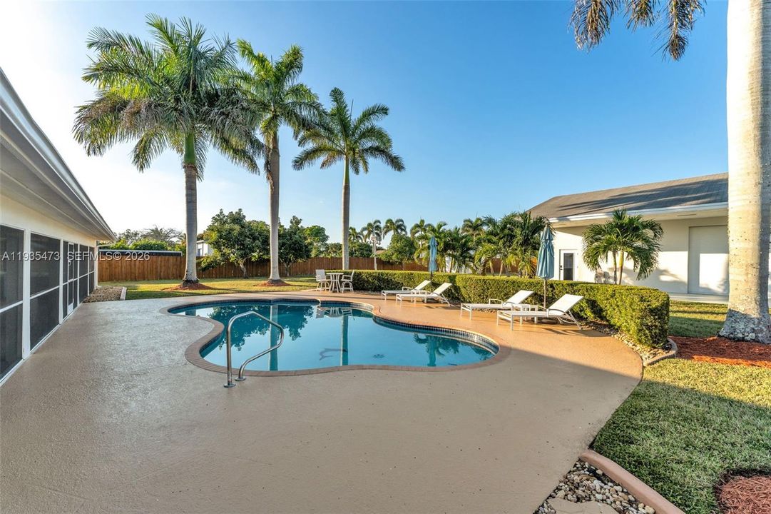 For Sale: $999,000 (6 beds, 3 baths, 2282 Square Feet)