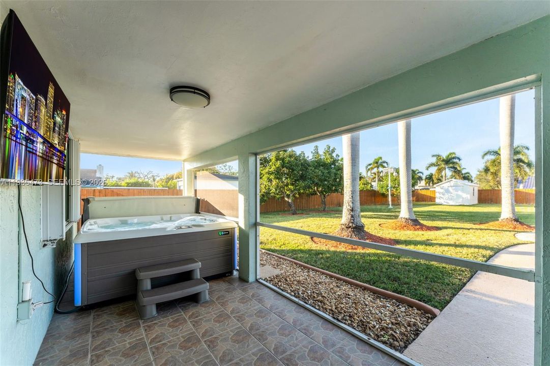 For Sale: $999,000 (6 beds, 3 baths, 2282 Square Feet)