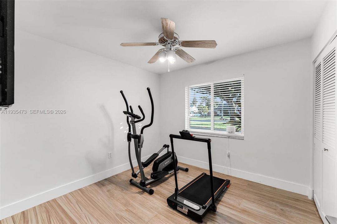 For Sale: $999,000 (6 beds, 3 baths, 2282 Square Feet)