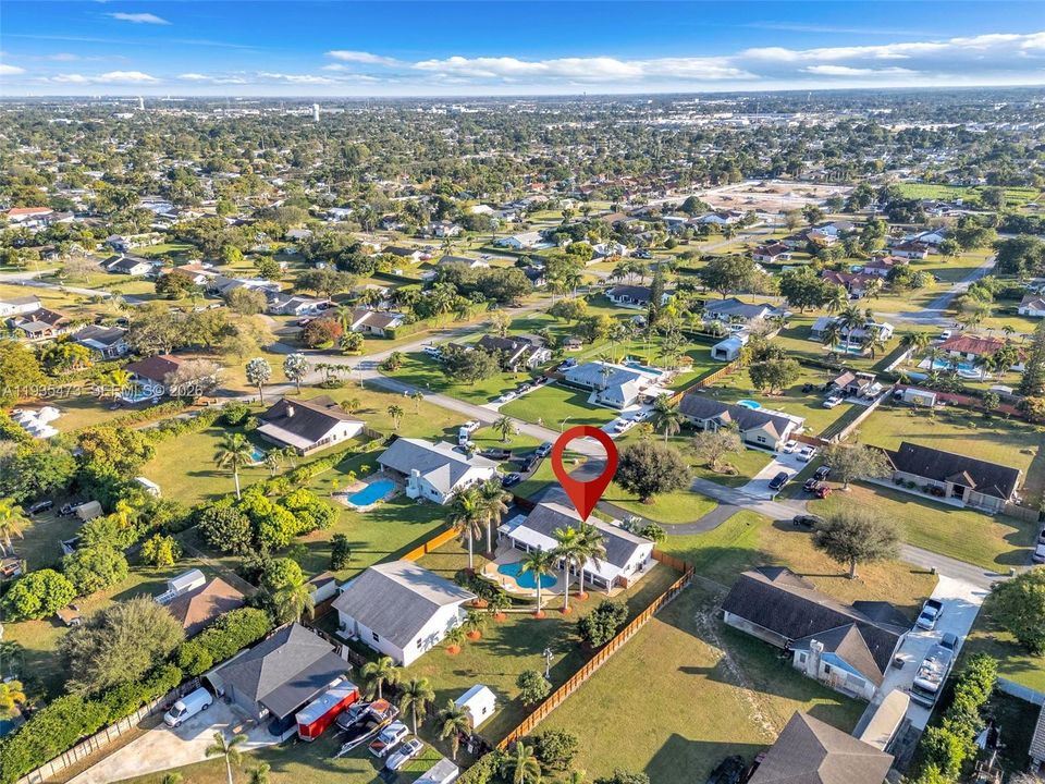 For Sale: $999,000 (6 beds, 3 baths, 2282 Square Feet)