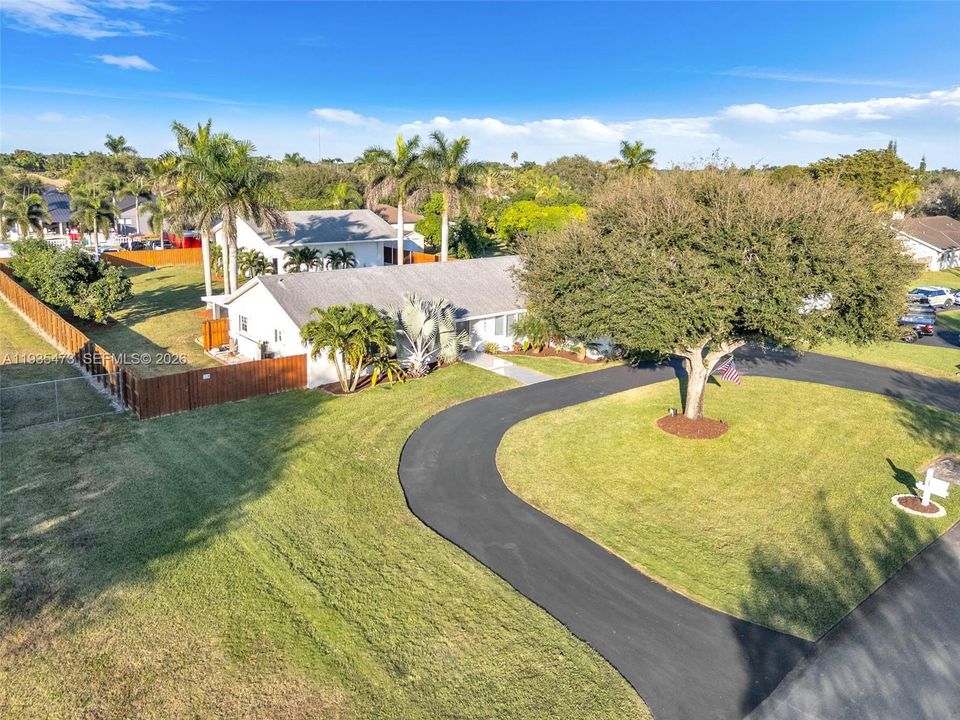 For Sale: $999,000 (6 beds, 3 baths, 2282 Square Feet)