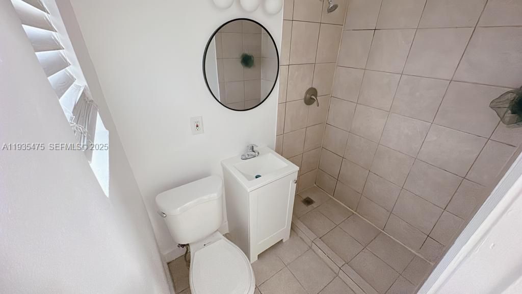 На продажу: $310,000 (2 спален, 2 ванн, 640 Квадратных фут)