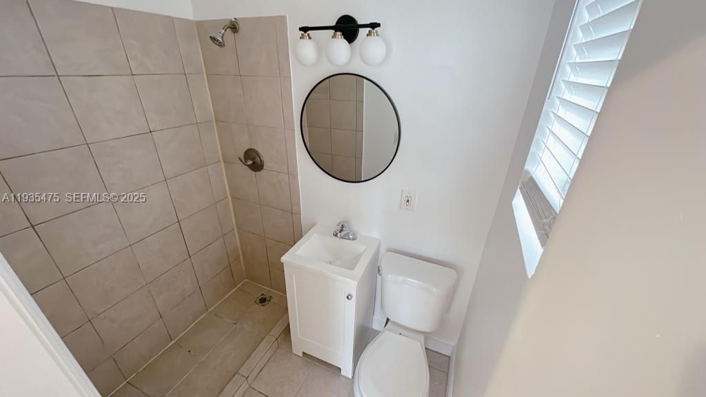 На продажу: $310,000 (2 спален, 2 ванн, 640 Квадратных фут)