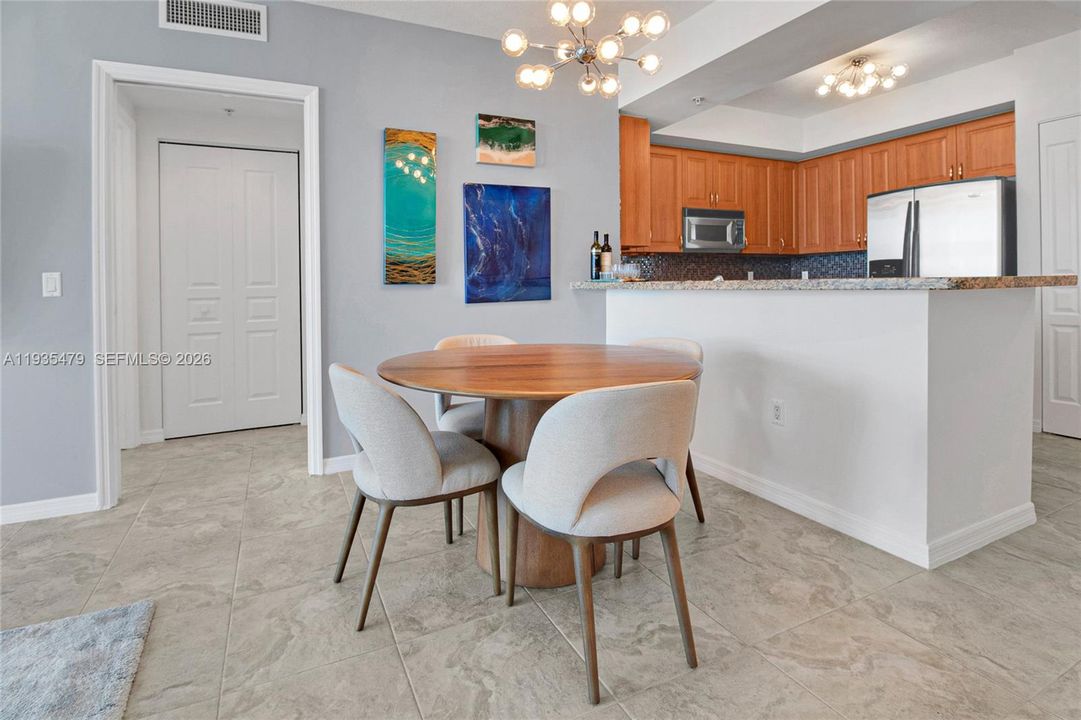 На продажу: $580,000 (2 спален, 2 ванн, 1200 Квадратных фут)