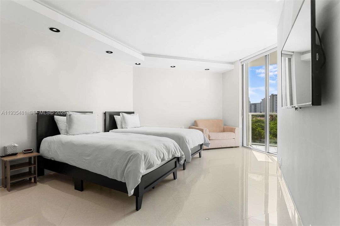 待售: $775,000 (2 贝兹, 2 浴室, 1815 平方英尺)