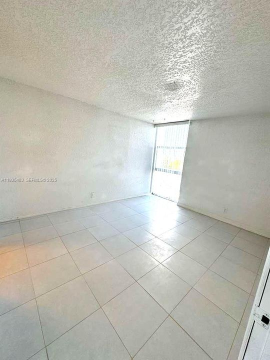 出租: $1,550 (1 贝兹, 1 浴室, 800 平方英尺)