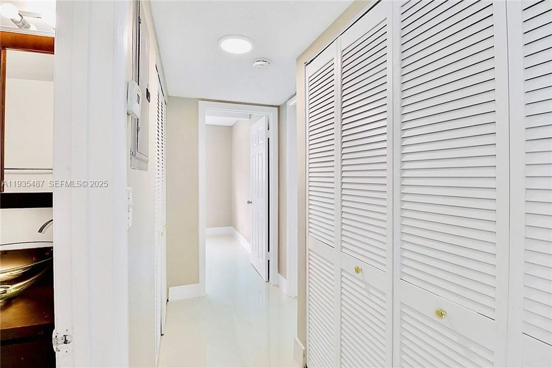 For Sale: $219,500 (2 beds, 2 baths, 900 Square Feet)