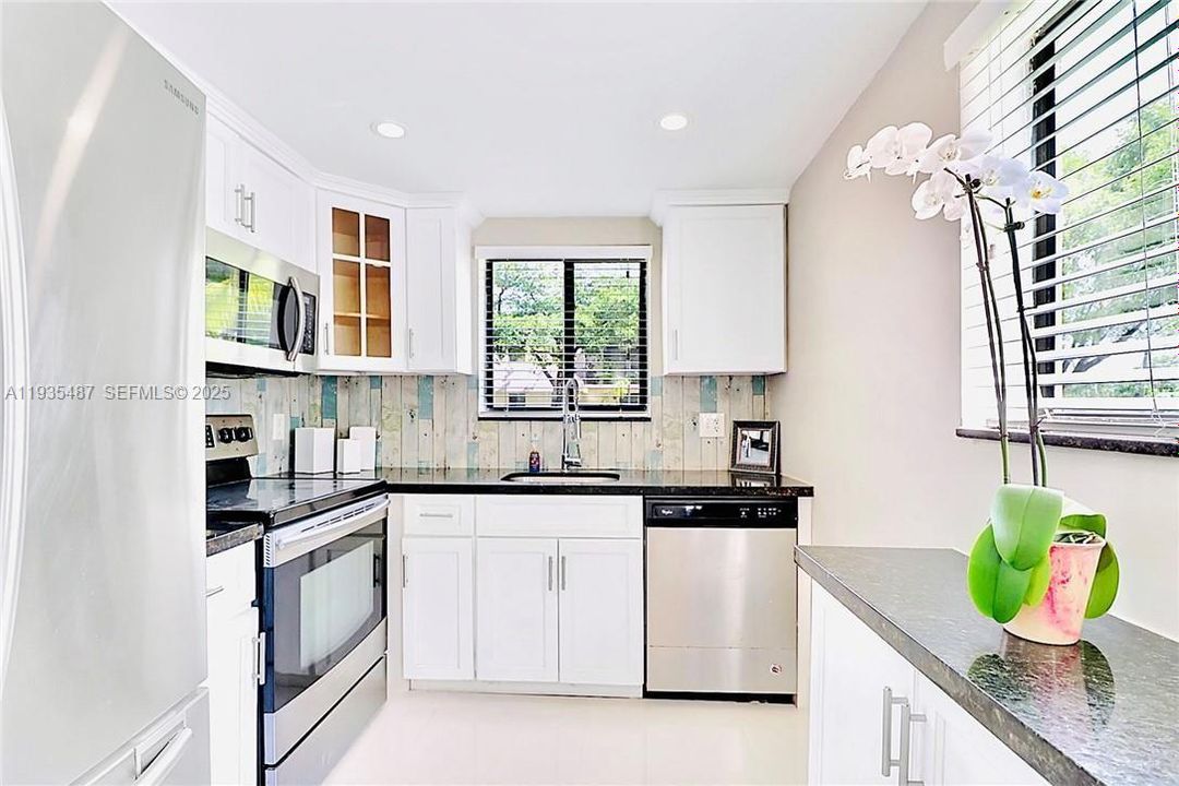 For Sale: $219,500 (2 beds, 2 baths, 900 Square Feet)