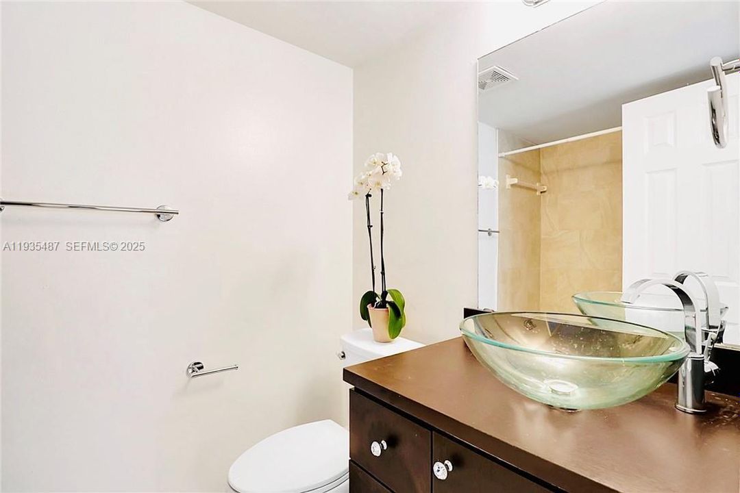 For Sale: $219,500 (2 beds, 2 baths, 900 Square Feet)