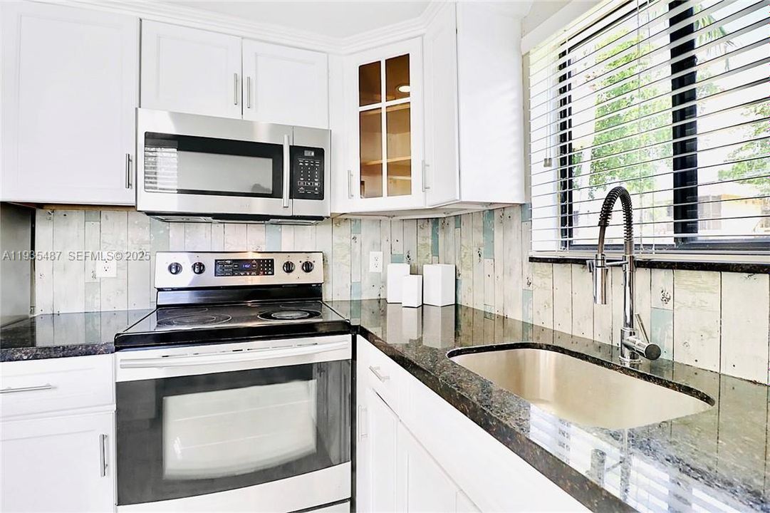 For Sale: $219,500 (2 beds, 2 baths, 900 Square Feet)